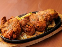 骨つきチキンのスパイシーな窯焼き料理　2P　550円／4P　1,050円