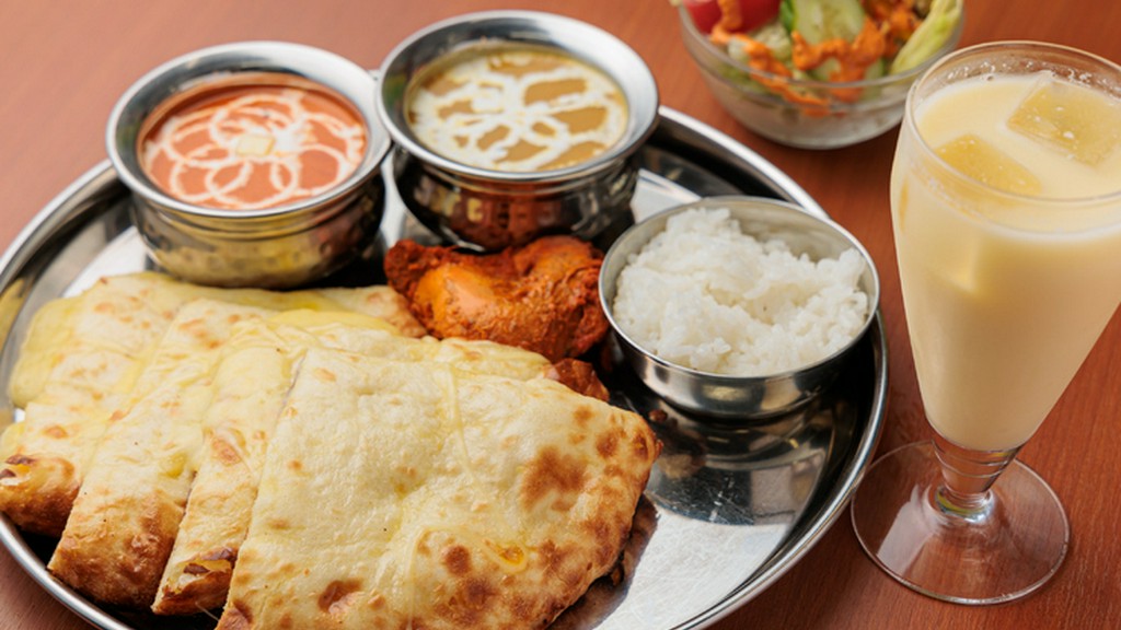 スパイシーでクリーミーなカレーを堪能できる『チーズナンセット』