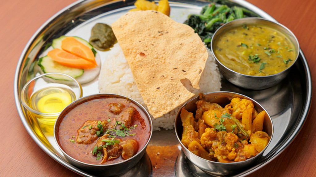 ネパールの伝統定食を一皿で楽しめる『ダルバートタルカリセット（野菜）』