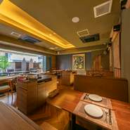 オシャレな店内は、大切な人との食事にもぴったり。シェフが腕によりをかけた料理とおいしいワインで、至福の時間を過ごせます。ここでの食事は、人生の美しい記憶の一つになるでしょう。
