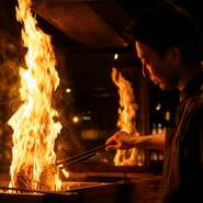 ダイナミックな藁の炎が持つさまざまな可能性を追求し、食材の持つポテンシャルを最大限に引き出す、革新的な料理の数々をお楽しみください。