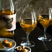 ぶどうそのものが持つ力を引き出して作られるため、デリケートで繊細な味わいも大きな魅力です。同じ地方の同じぶどうを使っても味わいが異なるため、ワインを飲みなれた方をも驚かせるような感動を与えてくれます
