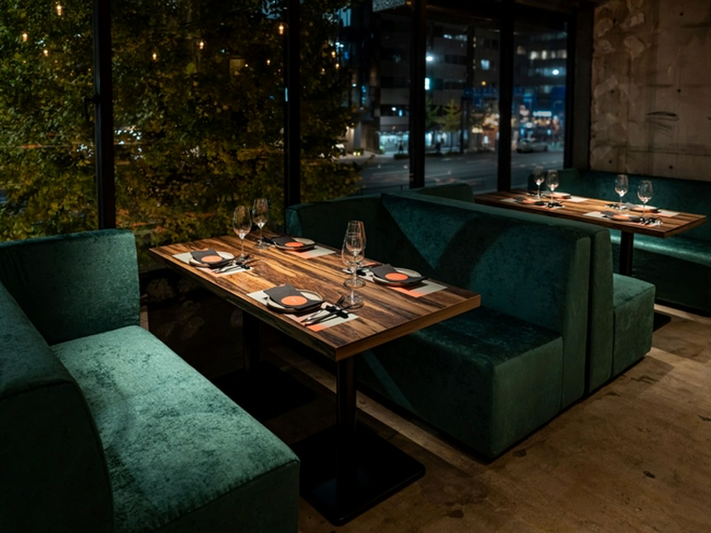 個室あり。店内は煉瓦と木目を基調としたクラフト感溢れる雰囲気