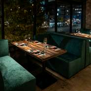 目の前で繰り広げられる食材ごとの炎の扱いやシェフの手捌きなど、オープンキッチンのカウンターには藁焼きの炎がゆらめき、訪れた人々を一瞬にして「WARAYAKI」の世界へと誘います。