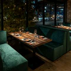 個室あり。店内は煉瓦と木目を基調としたクラフト感溢れる雰囲気