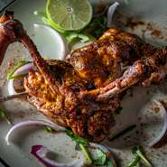 豪快な骨付き鶏をスパイスで味付けし藁で焼き上げました。
藁の香りと癖になる辛さが食欲をそそる一品です。