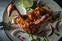 いわい鶏の骨付きスパイシーチキン