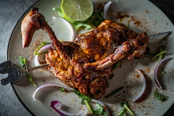 いわい鶏の骨付きスパイシーチキン