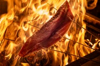 鰹で有名な「藁焼き」とは、火をいれる作業ではなく、表面をあぶり香りをつけることで食材の持つポテンシャルを最大限引き立たせる技法です。藁の燻製香が厚みのある旨味となり料理を新たな味わいへと導きます。