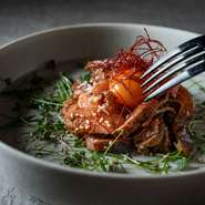 藁で炙った香り高い鶏もも肉を絶妙な塩味の甘辛ソースで和え、濃厚な卵黄をトッピング。ワインやお酒が進む一品に仕上げました。