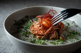 鶏もも肉のたたき甘辛ユッケ