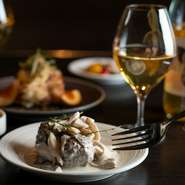 当店ではソムリエ監修のもとご用意した「自然派ワイン」を、セラーをご覧いただきながらお選びいただけます。自然に寄り添いぶどうそのものが持つ力を引き出して作られるため、デリケートで繊細な味わいが魅力です 