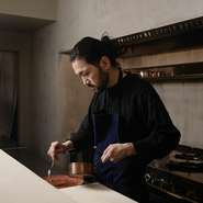 全国の道の駅や八百屋を自ら巡り、求める食材に出合ったら生産者に連絡をとり、直接会いに行く。「やはり生産者の方に一番おいしい食べ方を聞くのが一番。一緒に作らせてもらっているという感覚です」と松野氏。
