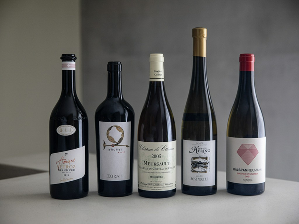 自然農法の野菜や優しいフレンチに寄り添うワインが中心