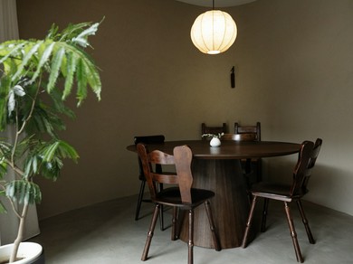 適度に仕切られたスタイリッシュな半個室が人気