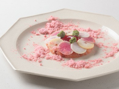 『桜鱒と紅芯大根のジュレ』