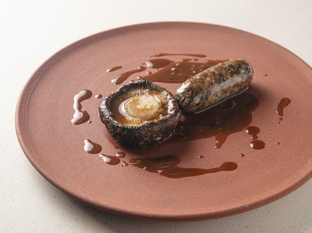 『天恵菇（テンケイコウ）と菌床しいたけと干ししいたけのソーセージ』