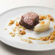 北海道から仕入れる赤身メインの珍しい銘柄豚「蝦夷豚」は、旨みを引き出すため、牛脂と豚脂で1ヶ月ほどコーティングし熟成。ソースはフォンドボーに白ワインとトマト、ペッパーとタイムを合わせた爽やかな味わい。