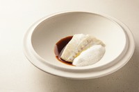 1〜2週間熟成させ、プリッと弾力を増したサメカレイと、オマール海老、ハマグリ、イカ、ムール貝からそれぞれだしをとり、絶妙なバランスで合わせた後に煮詰めたソースに、バニラの泡を合わせています。