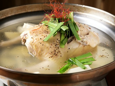 じっくり煮込んだホロホロ丸鶏！自家製酢醤油でいただく『タッカンマリ』（2～3人前）