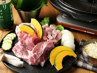 新鮮野菜とともに味わう、国産豚肉の旨み引き立つ『サムギョプサル』