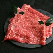 黒毛和牛すき焼き・しゃぶしゃぶ・逸品・寿司食べ放題コース全63品を7,128円（税込）でご提供！しゃぶしゃぶやすき焼き、握り寿司、揚げ物などご満足いただけるようなラインナップ！〆にデザートもございます。