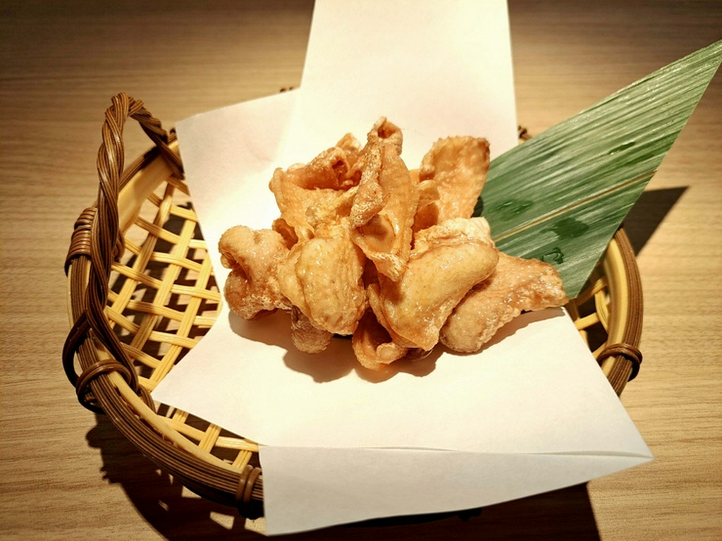  とり皮素揚げ