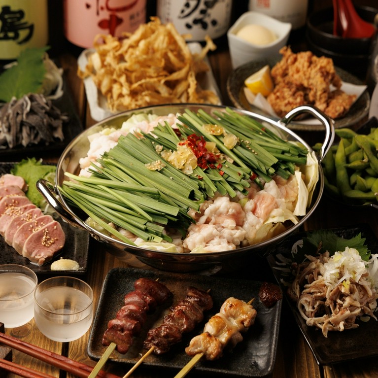  飲み放題付き国産の焼き鳥・やきとんにもつ鍋と新鮮な肉刺しの盛り合わせコース：4,500円コース