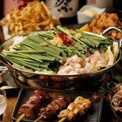 前菜からもつ鍋、串盛り合わせ、肉刺しの盛り合わせなど飲み放題付き合計８品の満足コース‼︎