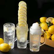 高く積み上げた氷結レモンを使用した『氷結がむしゃらレモンサワー』。見た目の鮮やかさと立体感が、存在感を放ちます。氷結レモンが最後まで、冷たさとフレッシュさをキープ。
