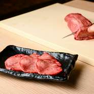 熟成に時間をかけることで、タン元には深い味わいが広がり、しっかりとした脂が肉を包み込んでいます。その豊かな風味とジューシーさで、多くの方から愛されている逸品です。