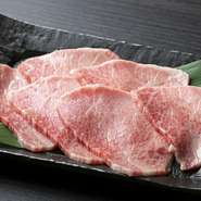 和牛の質にこだわりを持ち、選んでいます。香ばしく焼き上げた後、オリジナルの特製ダレでいただく贅沢な一皿。自家製ダレが肉本来の甘みをグッと引き出し、舌の上で踊ります。