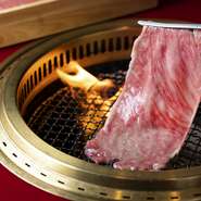 薄切りのサーロインを10秒炙り、クルッと巻いてから口に運びます。そのままでも良いですが、温泉卵に絡めるとより一層濃厚に。肉の甘みがジュワッと口いっぱいに広がります。