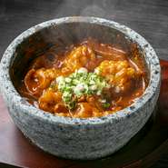 アツアツの石鍋で提供されるので、最後まで辛さがしっかりと感じられます。一口ごとに辛さと共に旨みもじわじわと広がっていき、辛いものが好きな方々の至福の時間となるでしょう。