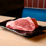 基本的には和牛を使用。信頼のある提携先と連携し、常に良質な和牛を提供しています。さらに、自家製ダレは2日間かけてオリジナルの味を追求。和牛の質、味、そして自家製ダレの絶妙なバランスにこだわります。