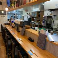 落ち着きのある店内で、季節ごとに変わる魚を楽しみながらカウンター席に並ぶ二人。料理を選ぶ時間も楽しくて、会話もどんどん弾みます。駅から近いこともあり、二人でゆっくり食事を満喫。