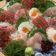 その日に水揚げされた新鮮な魚介を厳選した一皿。口に運べば、ふわりと舌の上で溶けるようなやさしい食感と、魚の旨みが広がります。3点盛り、5点盛り以外にも予算に応じた盛合せが注文可能です。