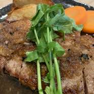 外側は香ばしく焼き上げ、切り口からはジューシーな肉汁が溢れ出します。一口食べれば、柔らかな肉の旨みが口いっぱいに広がる逸品。ガツンとしたおいしさと、食べ応えを求める方にぴったりです。