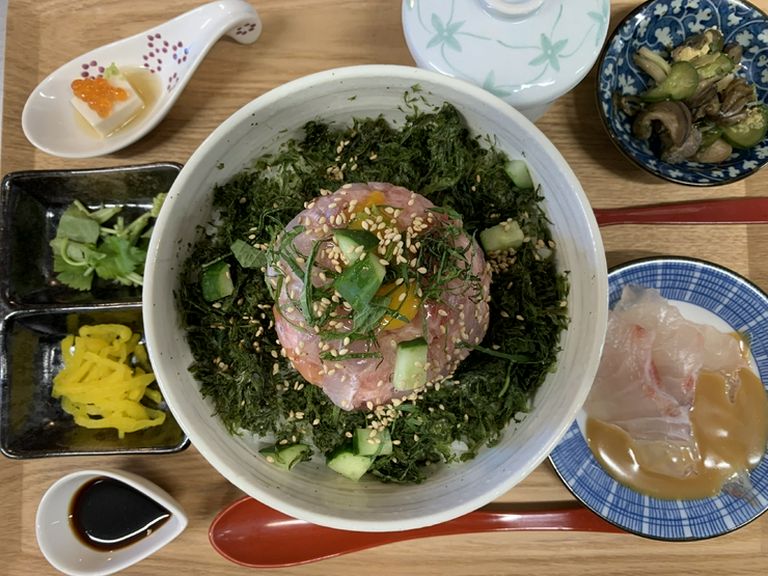 一度に「丼」と「茶漬け」、二通りの食べ方を楽しめる『肴屋の海丼御膳』