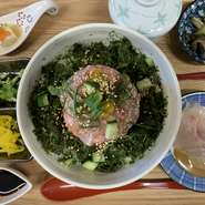 鮮魚は違った食感を楽しめるように、敢えて不揃いにし、鮪のすき身で団子状にまとめています。最初はそのまま海鮮丼として、途中からは別添えの刺身も乗せて、最後はだし茶漬けでいただきます。