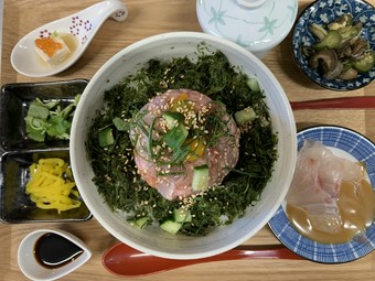 一度に「丼」と「茶漬け」、二通りの食べ方を楽しめる『肴屋の海丼御膳』