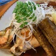 シンプルながらも味わい深い料理を提供している「魚料理」