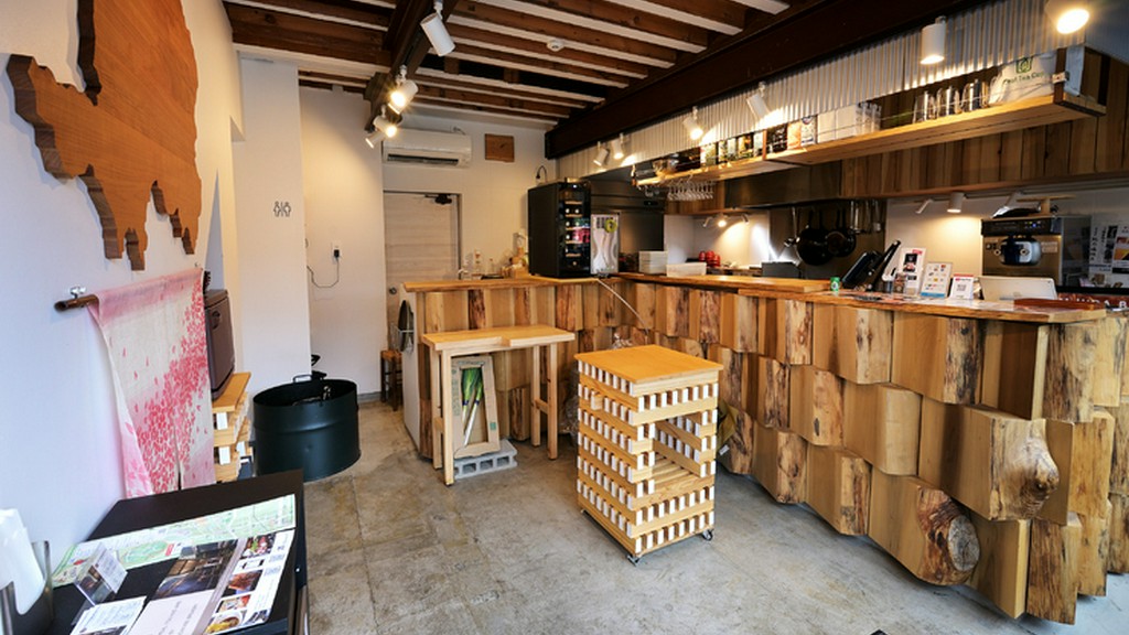 高山の木が温もりを演出＆飛騨高山の伝統工芸品も必見