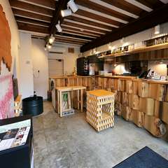 高山の木が温もりを演出＆飛騨高山の伝統工芸品も必見