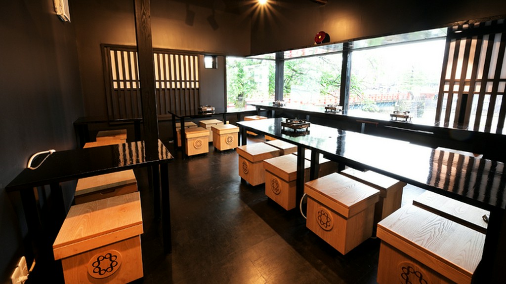 黒を基調に、非日常な食の一時を提案する空間