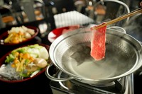 ＜セット内容＞
・A5等級　飛騨牛霜降り
・あしらい
・しゃぶしゃぶダレ2種（ごまダレ・ポン酢）