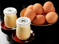 食事の締めくくりには、岐阜県産牛乳と生クリームをたっぷり使ったこだわりの生プリンがオススメ。シンプルな『飛騨生プリン』に、カラメルを後がけして、２種類のお味をお楽しみいただけます。