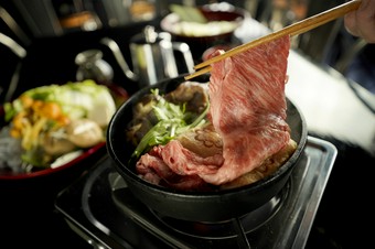 「飛騨牛」をさらに味わい深く『極上A5ランク飛騨牛サーロインすきやき』