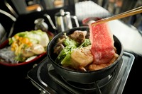 ＜セット内容＞
・A5等級　飛騨牛霜降り
・あしらい
・山田養鶏もみじたまご
・きび砂糖
・自家製すきやきつゆ