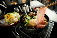 ＜セット内容＞
・ひだ結旨豚
・あしらい
・山田養鶏もみじたまご
・きび砂糖
・自家製すきやきつゆ